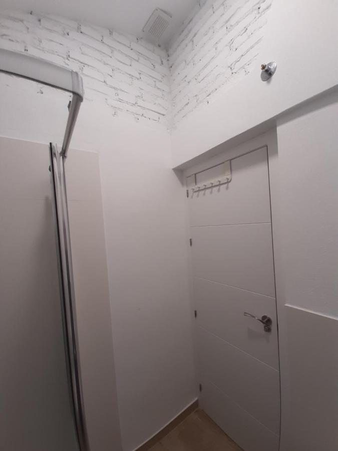 Plaza Andalucia -a 10min Caminando Del Puente Appartement